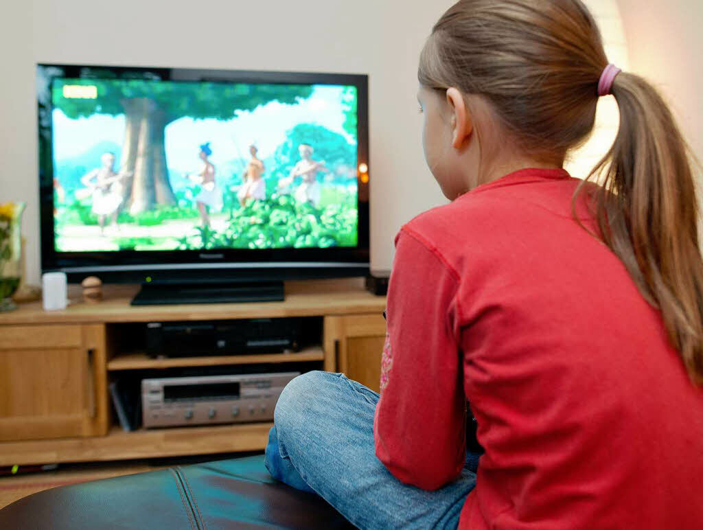 Девочка тихо сидела перед телевизором в большой комнате.      (ЯндексКартинки)