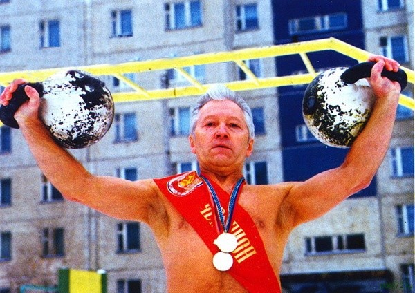 Академия гиревого спорта. Дед гиревик. Пожилые гиревики. Старик гиревик. Дед с гирей.