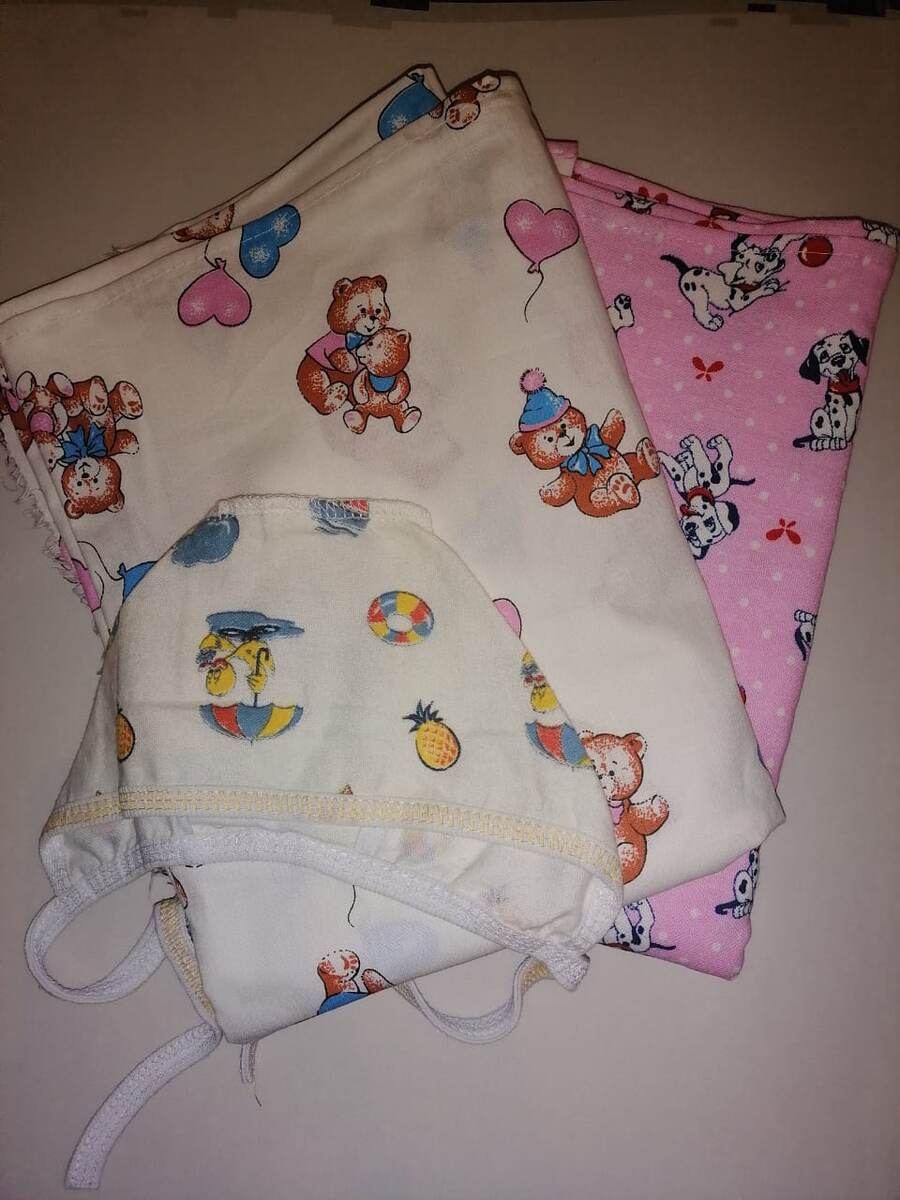 Две пеленки теплая и простая, шапочка