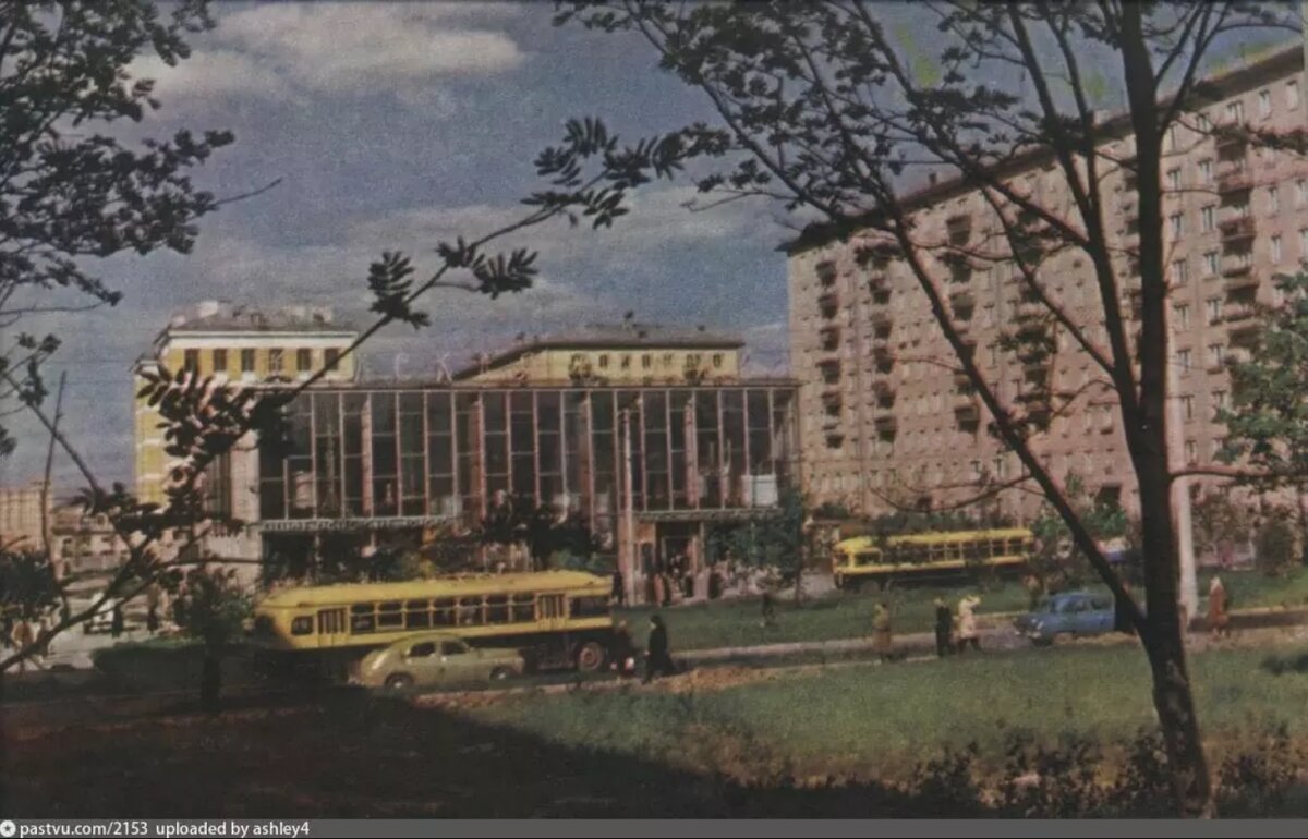 С pastvu.com. 1962 год - именно тогда эта улица называлась "3-я улица строителей"