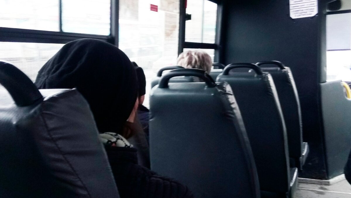     Пассажиры рассказывают о неисправном автобусе и отсутствии ремней безопасности.