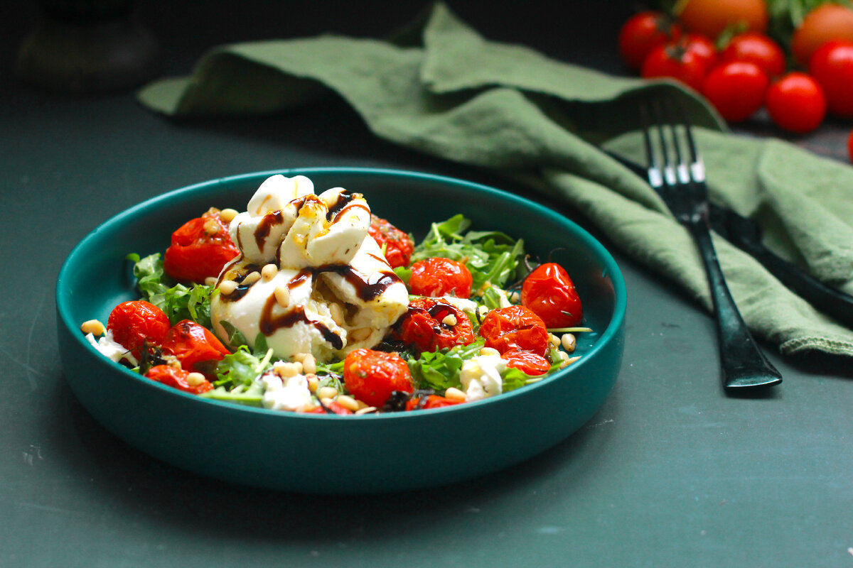 Салат с бурратой и помидорами от Елены Некрасовой https://t.me/urbanistka_vl