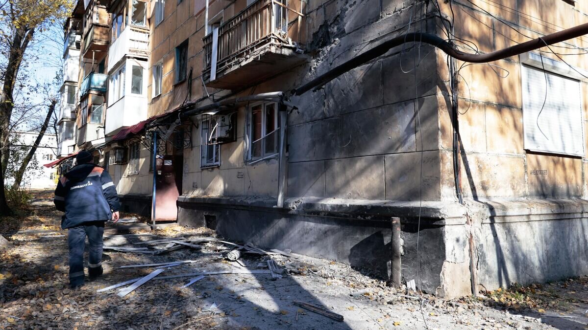    Жилой дом, пострадавший в результате обстрела со стороны ВСУ Киевского района Донецка© РИА Новости / Сергей Аверин