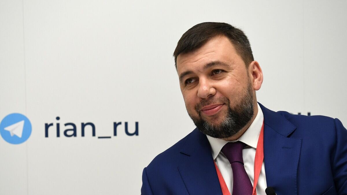    Глава ДНР Денис Пушилин дает интервью на стенде РИА Новости, представленном на Петербургском международном экономическом форуме - 2022© РИА Новости / Александр Кряжев