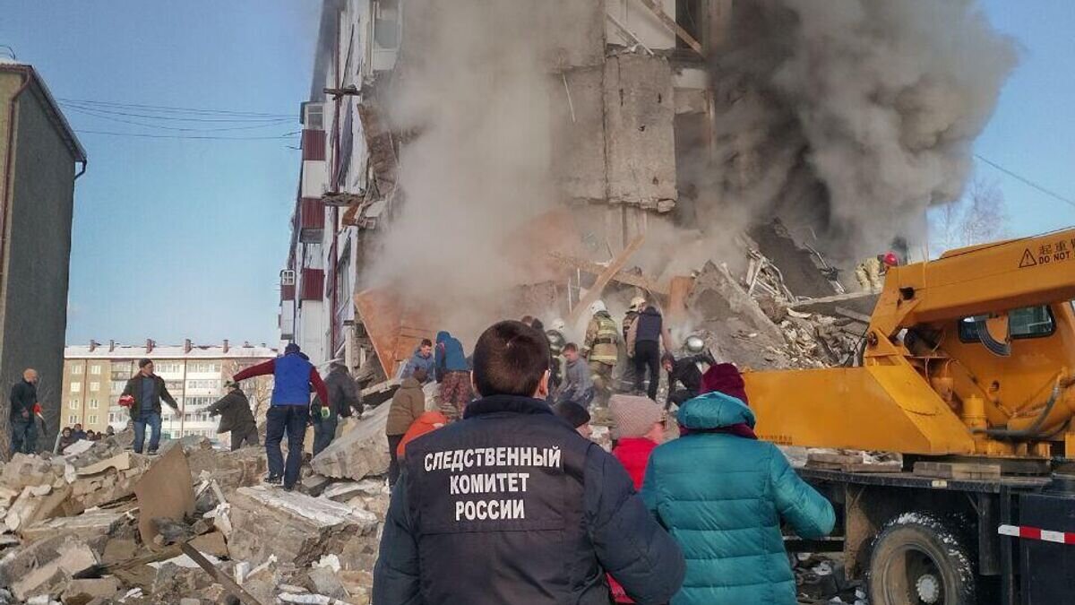    Следователи на месте обрушения жилого дома в поселке Тымовское Сахалинской области© Фото : СУ СК по Сахалинской области