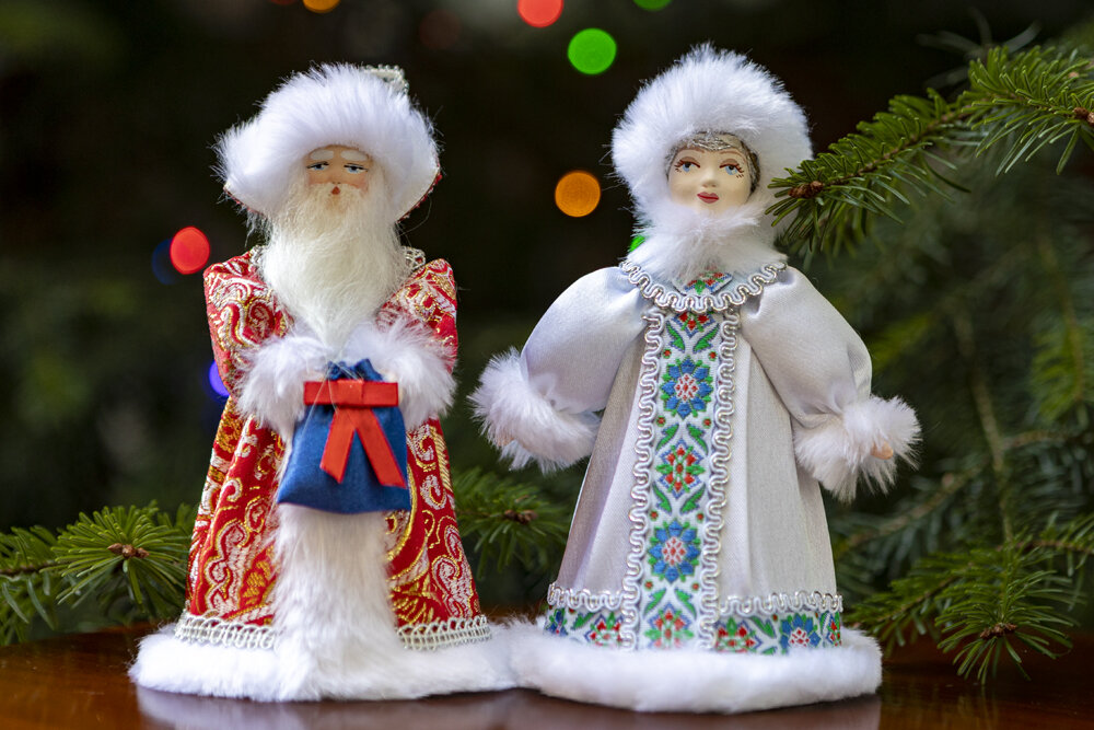 Интерьерный фарфоровый Дед Мороз и Снегурочка 16 см. Фото автора.