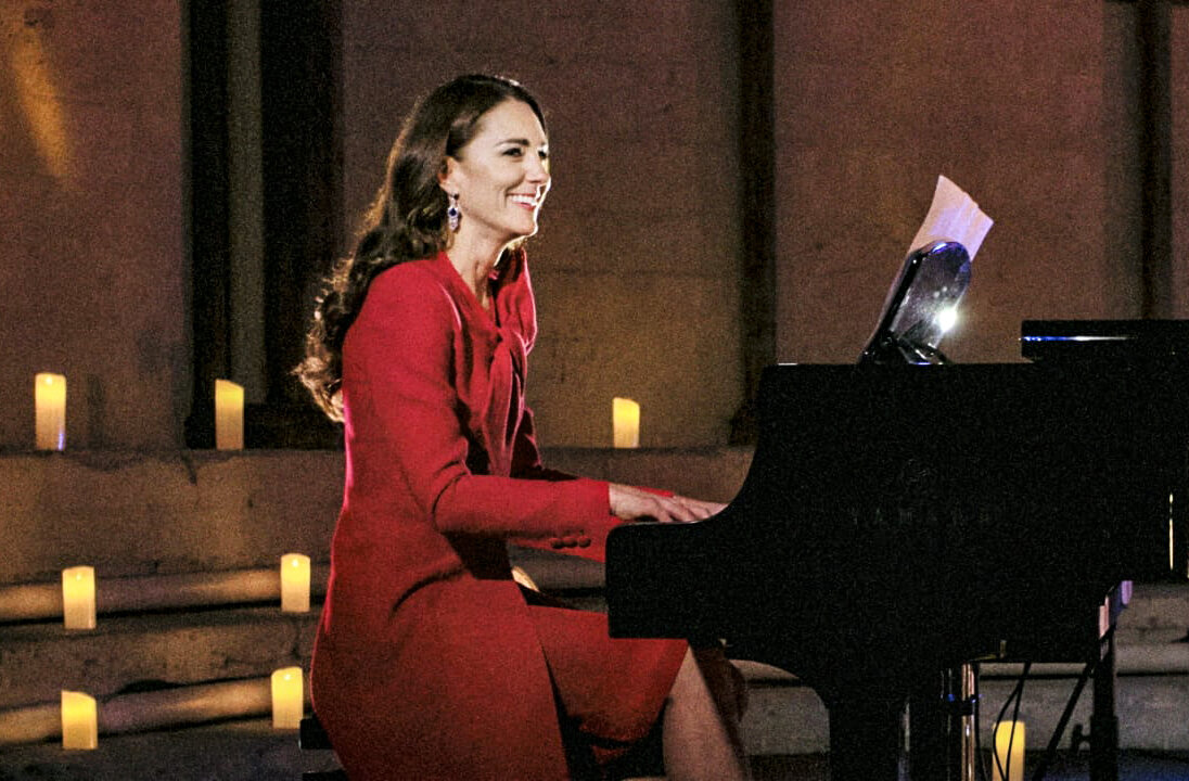 Кейт маккиннон клинтон. Кейт фортепиано. Кейт миддлтон играет на рояле. Кейт миддлтон на пианино. Принцессы за пианино.