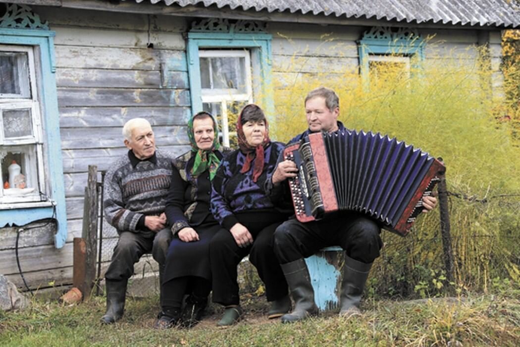 Фото деревенская завалинка