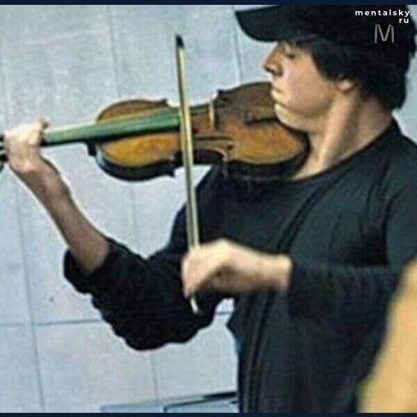 Музыкант скрипач в метро. Эксперимент скрипач в метро 2007 джошуа белл. Джошуа белл эксперимент. Скрипач в метро джошуа белл. Джошуа белл в 2021.