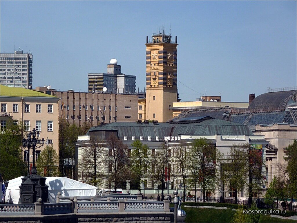 Вид на башню с одной из видовых точек города