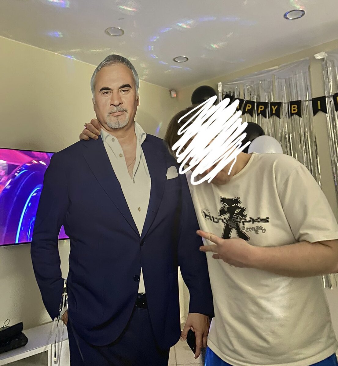 из этических соображений мальчика закрасила 😁