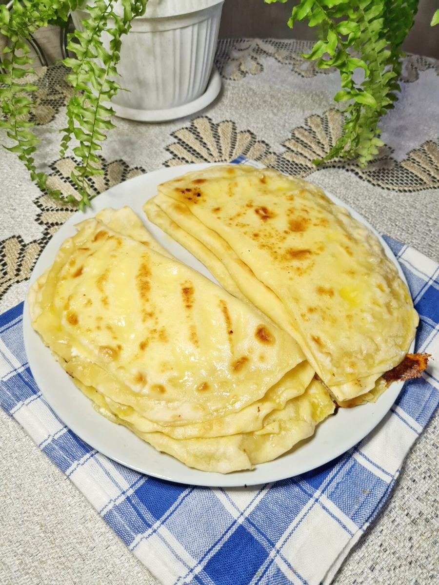 Лепёшки с творогом и зеленью на сковороде