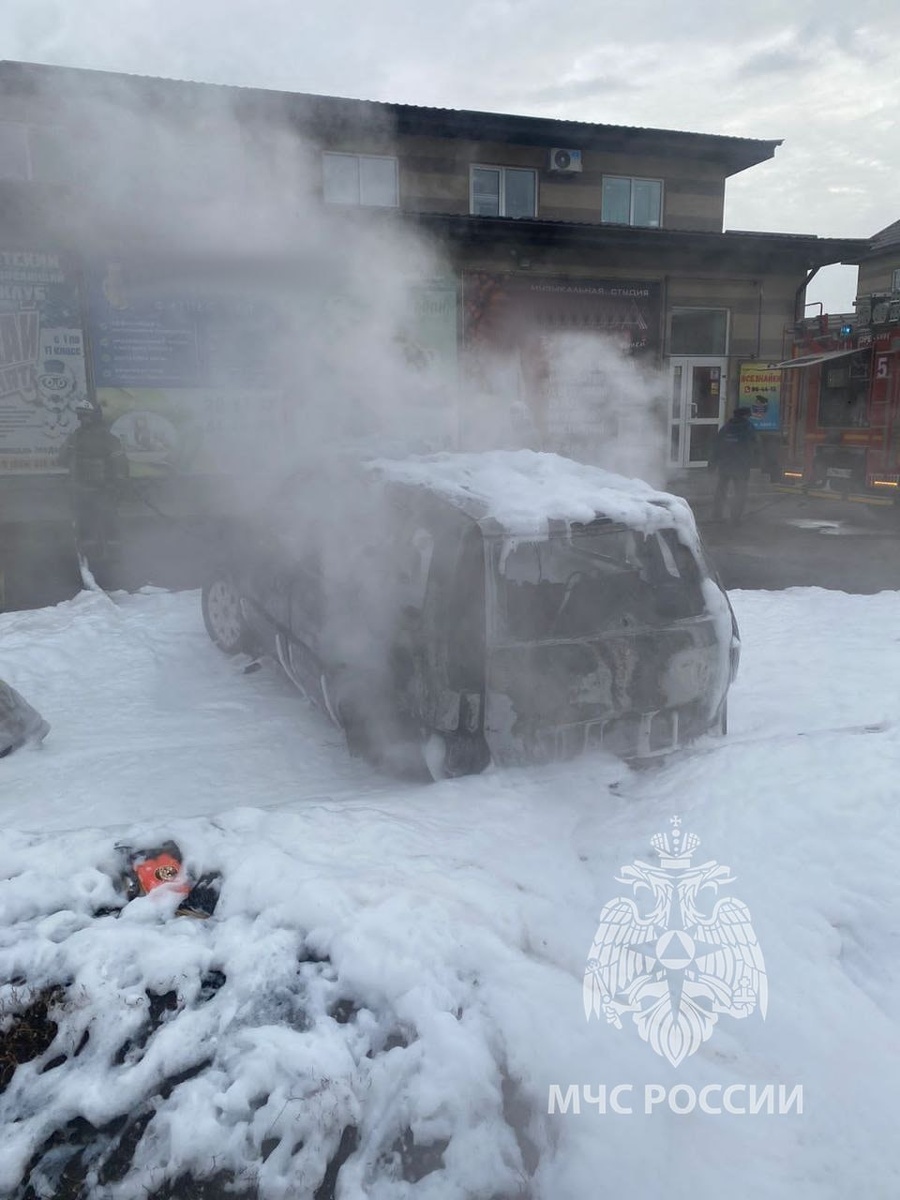  📷    В Экодолье пожарные тушили припаркованную легковушку Марина Шарт