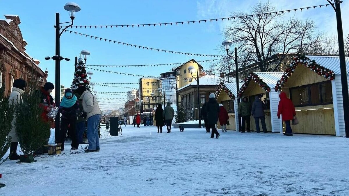     Новогодняя ярмарка начала работать на пешеходной улице Дзержинского. Для предпринимателей оборудованы специальные теплые домики — всего 15 штук. Продукцию тюменцам уже представили прядка тридцати бизнесменов.