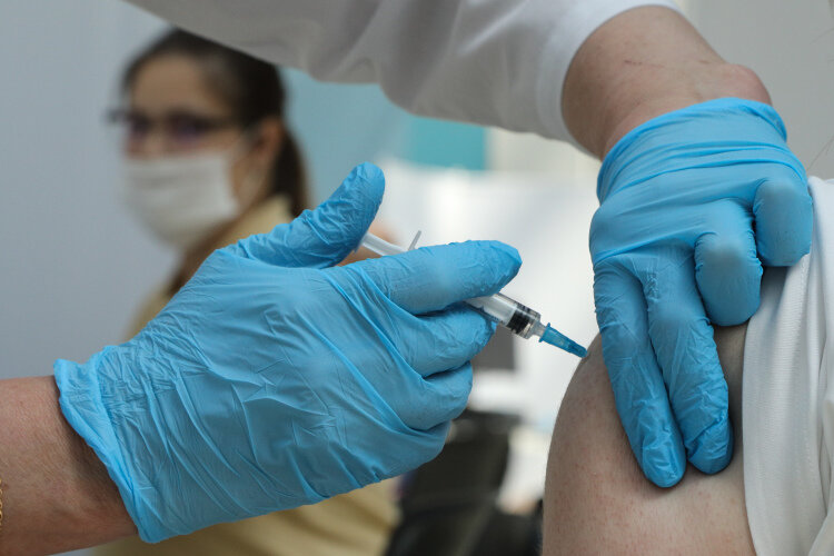   «Взрослых, тех, кто не переболел в 2009 году, кто ни разу не вакцинировался, лиц с хроническими заболеваниями это тоже коснется» Фото: «БИЗНЕС Online»