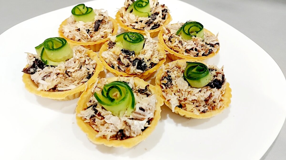 блинные корзиночки с красной рыбой. тарталетки с ананасом сыром и чесноком. тарталетки на праздничный стол с курицей. тарталетки с курицей. тарталетки с луком и яйцом.