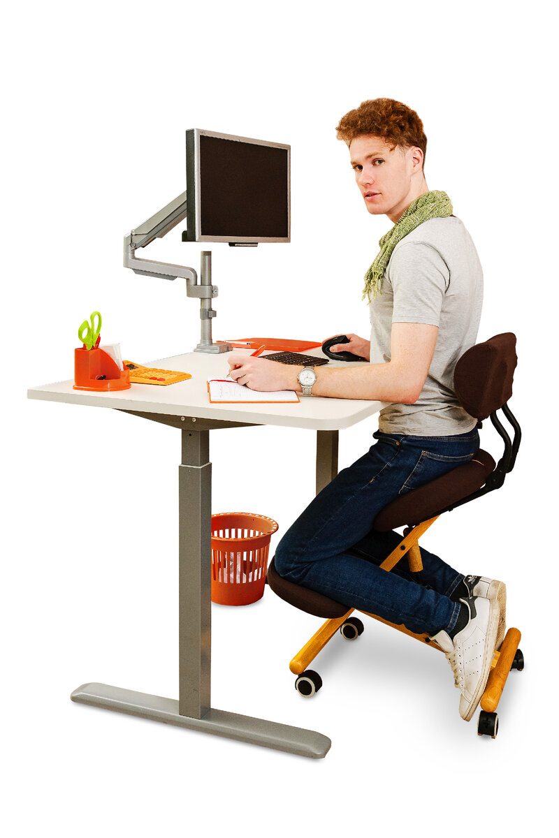 Регулируемый стол настраивается для работы стоя и сидя