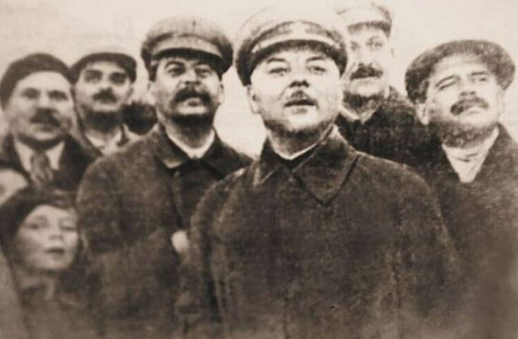    Парад в Тушино. Александр Аросев с дочерьми (впереди Оля), Лазарь Каганович, Иосиф Сталин, Клим Ворошилов и другие, 12 июня 1935 года.