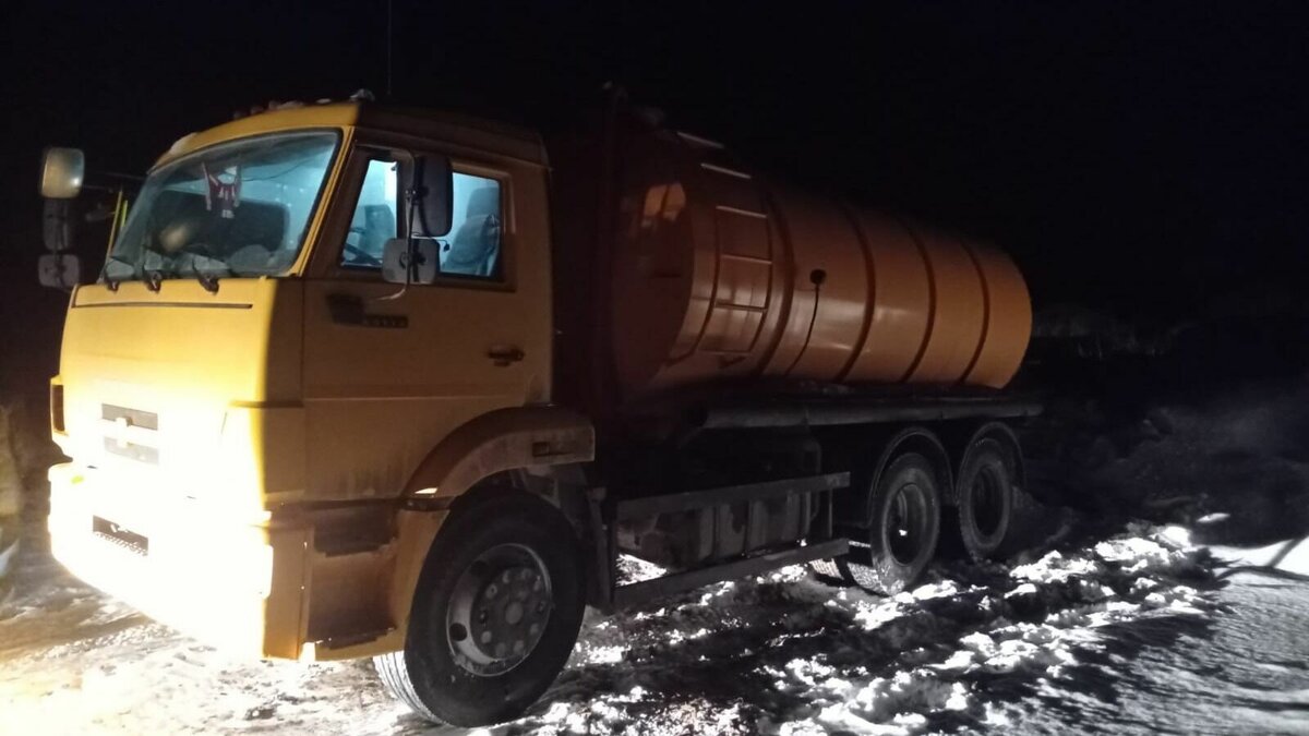     В Татарстане жители Арского района пожаловались в министерство экологии и природных ресурсов республики на незаконный выброс отходов жизнедеятельности. Представители ведомства выехали на место и «поймали» водителя спецтехники.