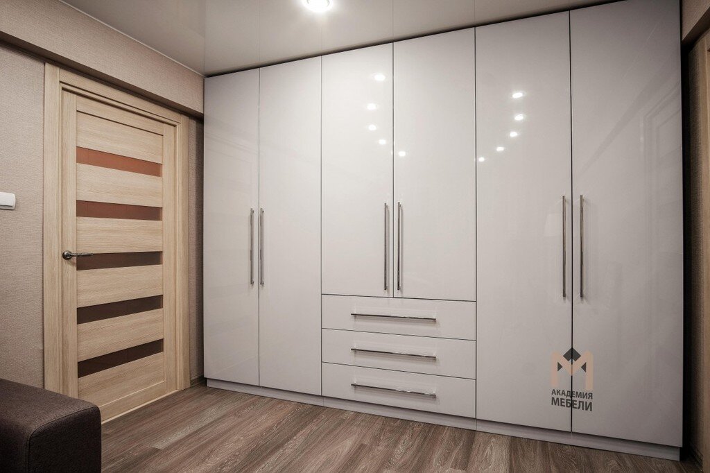 Распашной и вместительный шкаф во всю стену на Партизанской