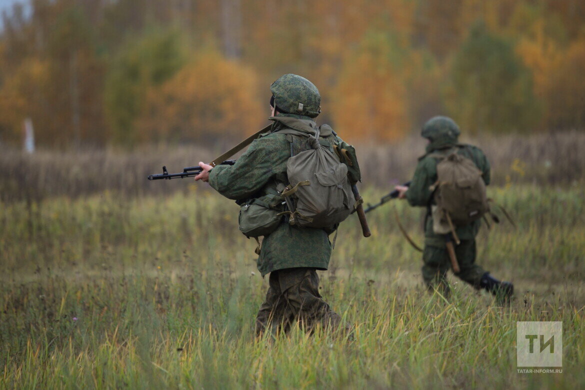 ​Рафаэль называет место, где они, медики, несут службу – «самый передок», от линии ведения активных боев это всего полтора километра. Фото: © Михаил Захаров / «Татар-информ»