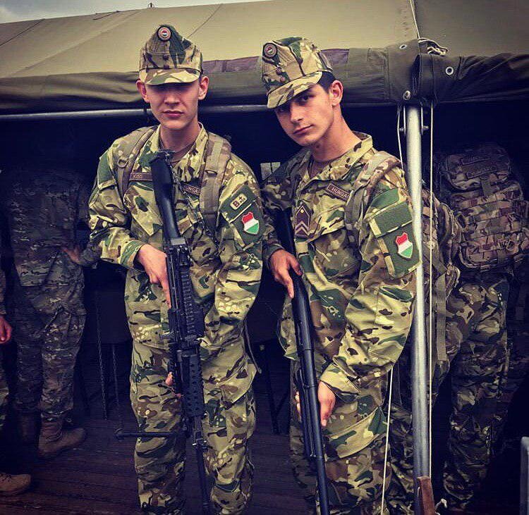 Венгерские простые пацаны на службе.  фото: картинки  яндекса.