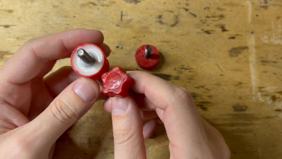 Барашковые винты из жидкого пластика и эпоксидной смолы.