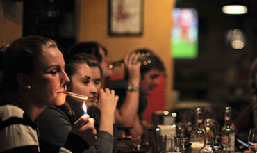 В США примерно каждый десятый гражданин (население страны составляет около 330 миллионов человек) считает себя социальным курильщиком.