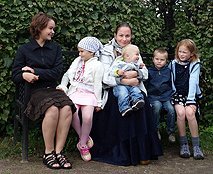 Семья Дроздовых:  пятеро детей – двое школьников и трое малышей. Александр Дроздов  работает программистом. Юлия Дроздова окончила философский факультет, не  работает после рождения третьего ребенка. Форма обучения детей –  семейная, но в этом году обе девочки, которые учились дома, идут в  школу. 