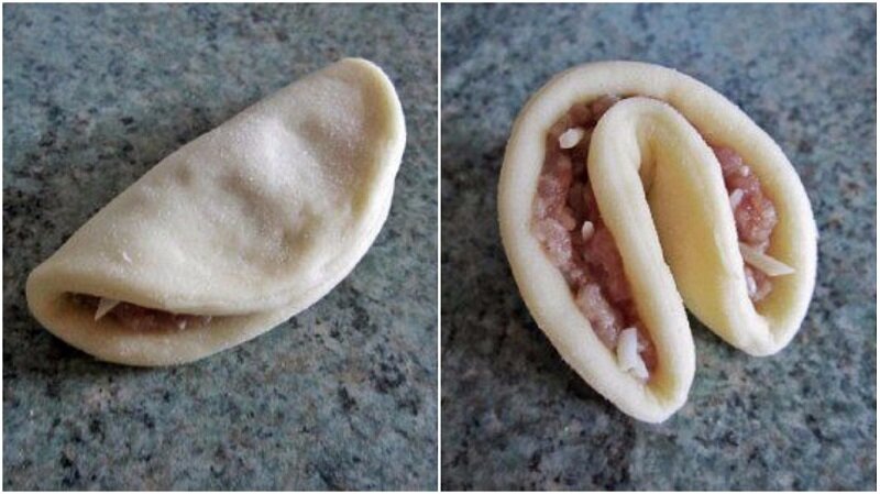 Сложить кружочек с начинкой пополам.