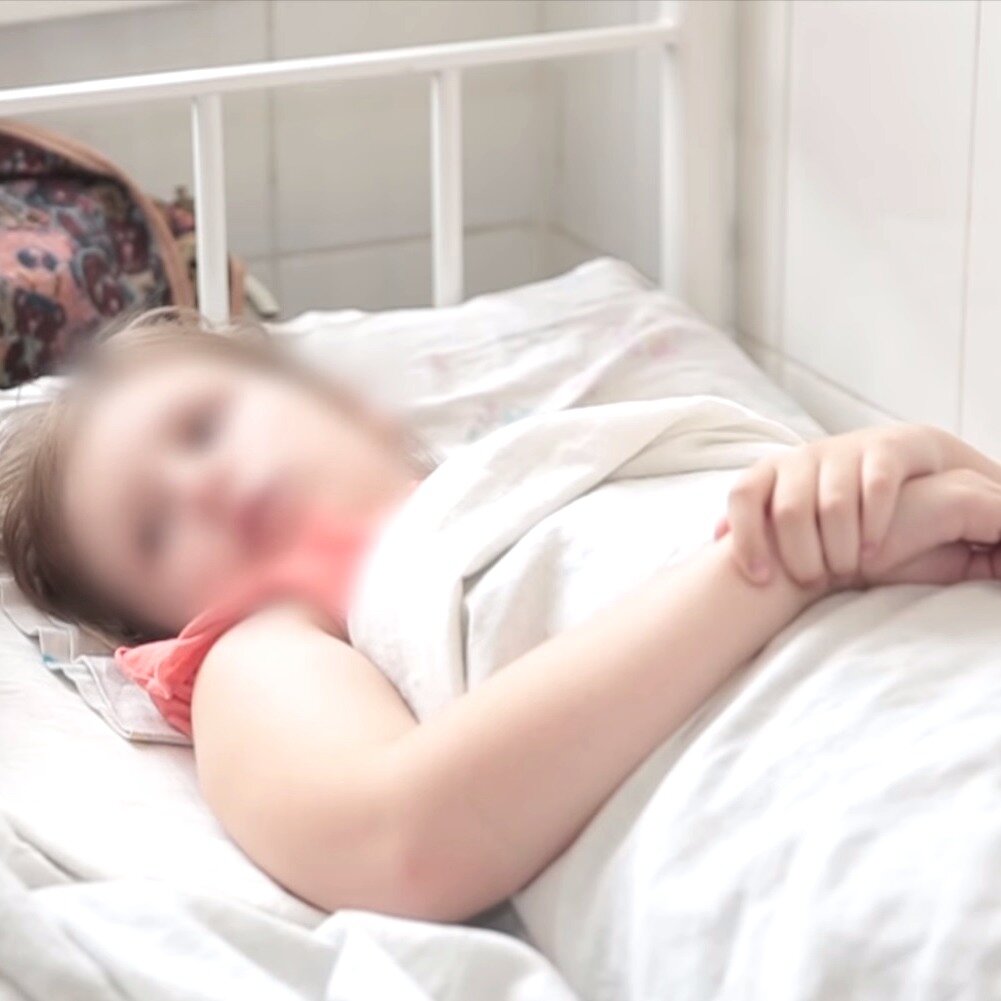 В дубае нашли девушку с переломанным позвоночником. Девушка сломала позвоночник. Фото где спина сломана маленькая девочка