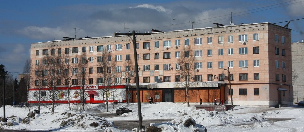 01. Вот так выглядит типичный "Магнит". На фото — один из многих тысяч "гастрономчиков у дома". Этот расположен в пгт Пиндуши, в Карелии.


