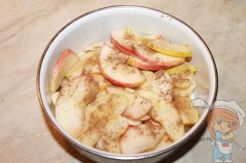 Совет: Яблоки лучше использовать твердых сортов, чтобы при выпечке дольки сохранили свою форму. Выбирайте кислые или кисло-сладкие сорта — они создадут оригинальное сочетание со сладким тестом для пирога.
