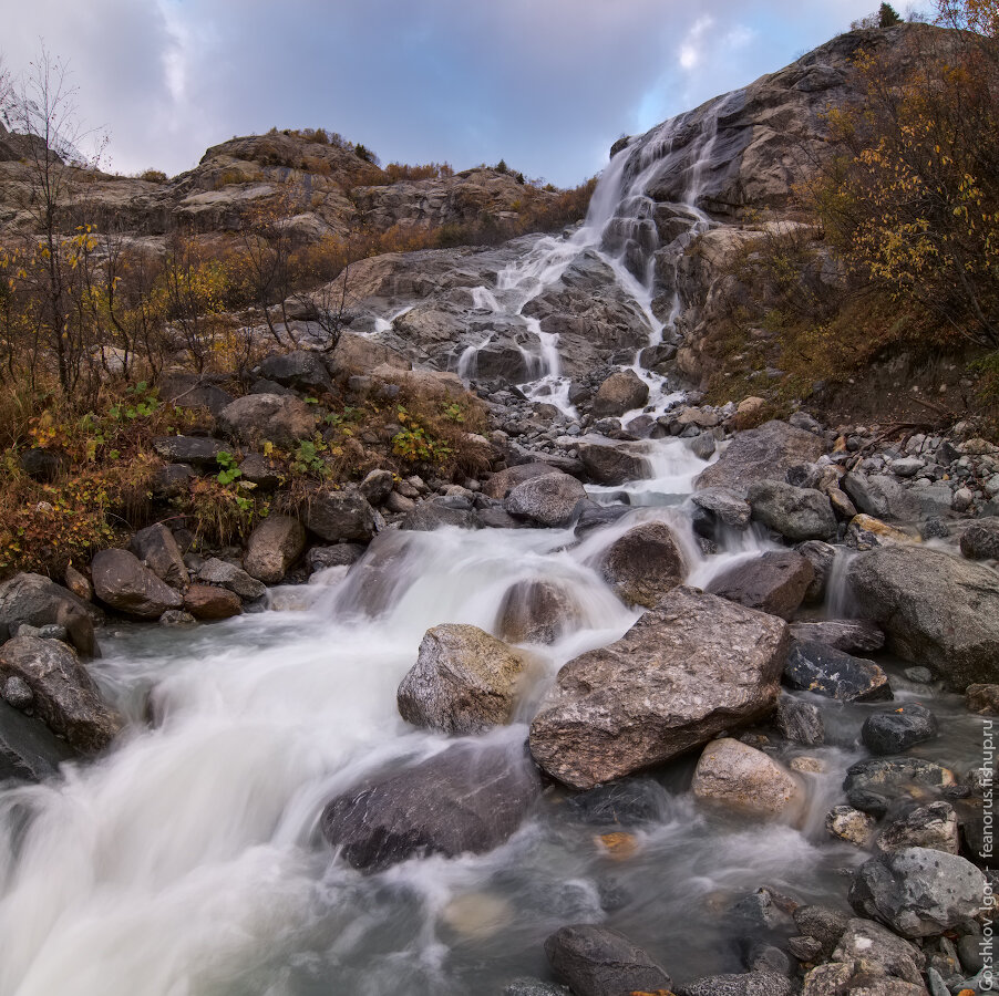 Алибекский водопад осенью