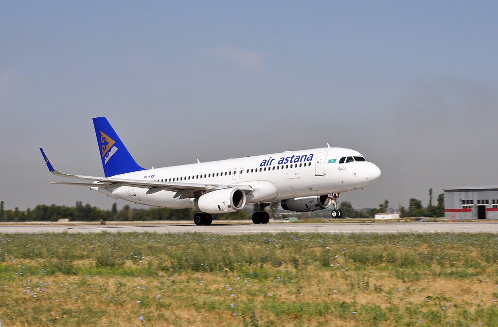 1. P4-KBB - Air Astana - Airbus A320-232(WL) назван Роза. Роза Тажибаевна Багланова — советская казахская оперная и эстрадная певица. Народная артистка СССР. Народный Герой Казахстана. Всесоюзную известность певице принесла русская народная песня «Самара-городок». Первый полет лайнер осуществил 17 апреля 2013 г.


