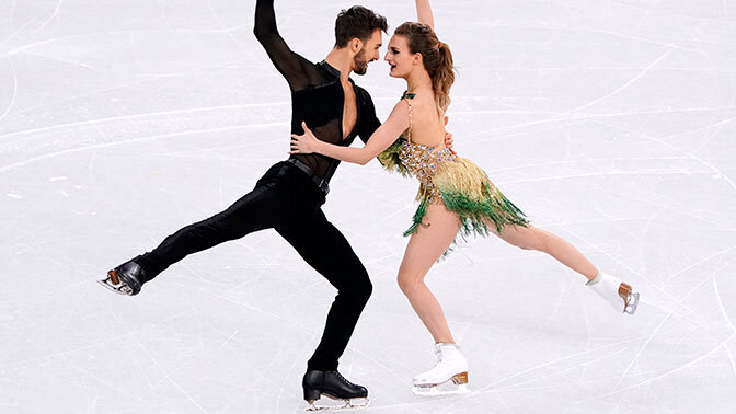  Во время выступления на Олимпиаде в Пхенчхане на французской фигуристке Габриэлле Пападакис расстегнулось платье. Несмотря на инцидент, спортсменка успешно завершила парный короткий танец.Фото: Ju Huanzong ZUMAPRESS Globallookpress