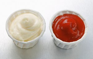 Майонез – ещё один продукт, полный изомеров жирных кислот (транс-жиров). Еда с большим количеством майонеза оказывает пагубное влияние на состояние сосудов, делая их стенки менее гибкими. В результате развиваются такие патологии, как гипертония и атеросклероз, чреватые самыми серьезными осложнениями. Вред майонеза усугубляется содержанием в этом продукте консервантов и стабилизаторов.