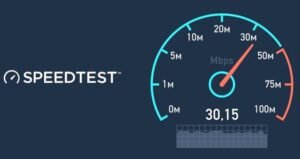 Чтобы проверить, зависит ли от роутера скорость интернета, достаточно подключить кабель напрямую к компьютеру или ноутбуку и воспользоваться сервисом по замеру скорости. Например, зайти на сайт Speedtest, после проверки станет понятно, где кроется проблема.
