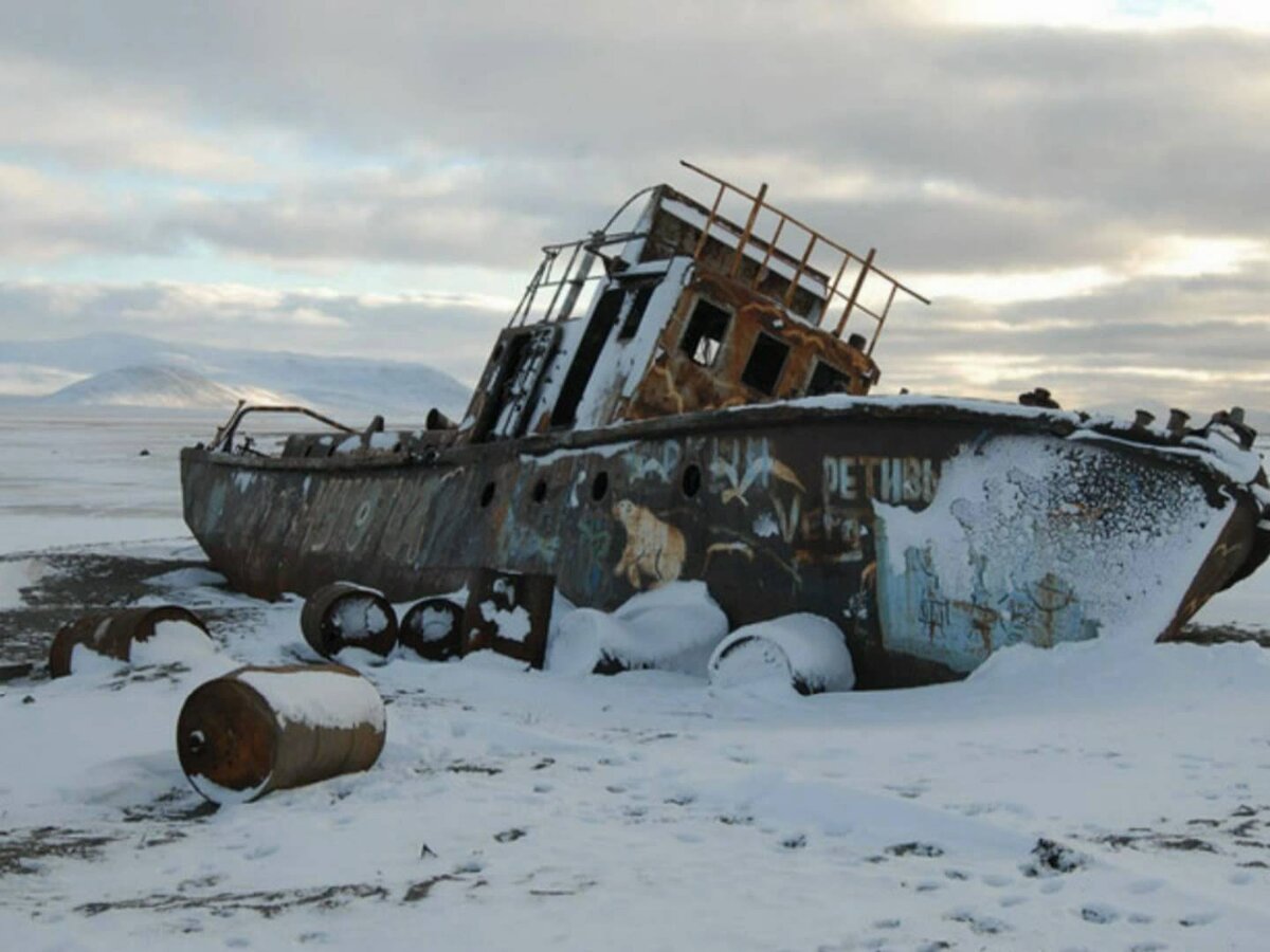Проблемы севера россии. Архипелаг новая земля заброшенные. Заброшенный корабль в Арктике. Заброшенные корабли во льдах. Заброшенные военные объекты в Арктике.