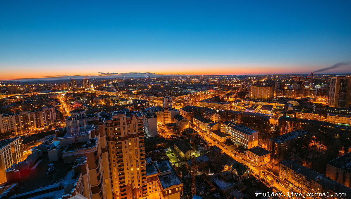 А на самом деле мы находимся на шпиле жилого комплекса, находящегося прямо в сердце города Воронежа и отсюда можно видеть целиком весь город как на ладони. 

Фото 2. 
