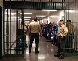 Элдон  Стоун Росс, обычный житель Пенсильвании, оказался в тюрьме из-за  продажи биткойнов. Начиная с 2015 года 24-летний американец продавал  незнакомцам биткойны, получая наличные доллары.