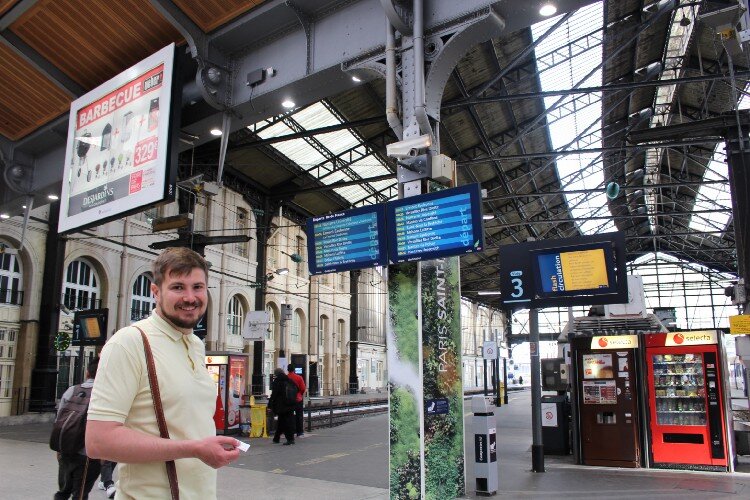 Отправляемся со знаменитого Gare Saint-Lazare, увековеченного в картине Моне