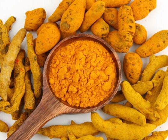 Невероятно, но факт: 20 раковых опухолей, распространенных в США и Европе, практически неизвестны на юго-востоке Индии, в штате Ариса. Онкология у жителей этого сельского района встречается только в ротовой полости (из-за жевания табака). Исследуя состав их питания, ученые натолкнулись на любопытный феномен. Индусы едят много овощей и фруктов, которые  выращивают сами без всяких пестицидов. И ежедневно сдабривают пищу куркумой.
