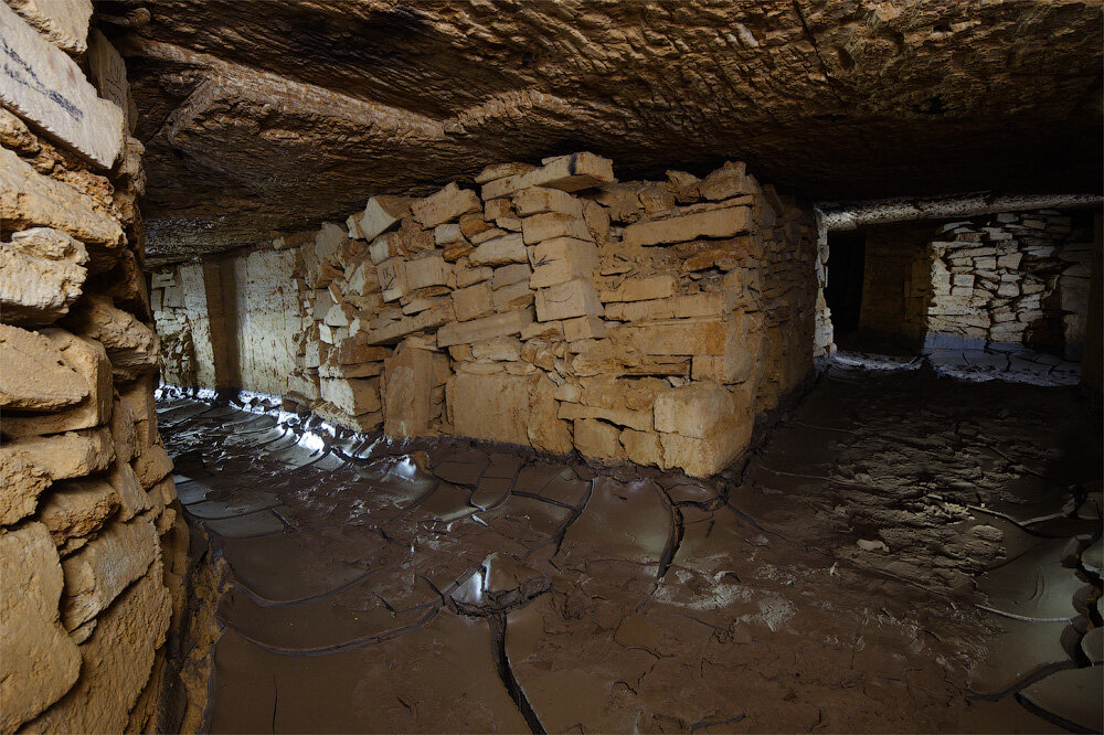  Начну в обратном порядке. Эту систему мы посетили совсем недавно, название ее мне не известно. Залаз представляет примерно 10 метровый квадратный ствол с ржавым осыпающимся ходком, прикрытый железной крышкой, которая до кучи еще завалена деревянными поддонами. Находится это чудо на территории замороженного строительства очередного гостиничного комплекса недалеко от берега. 

 