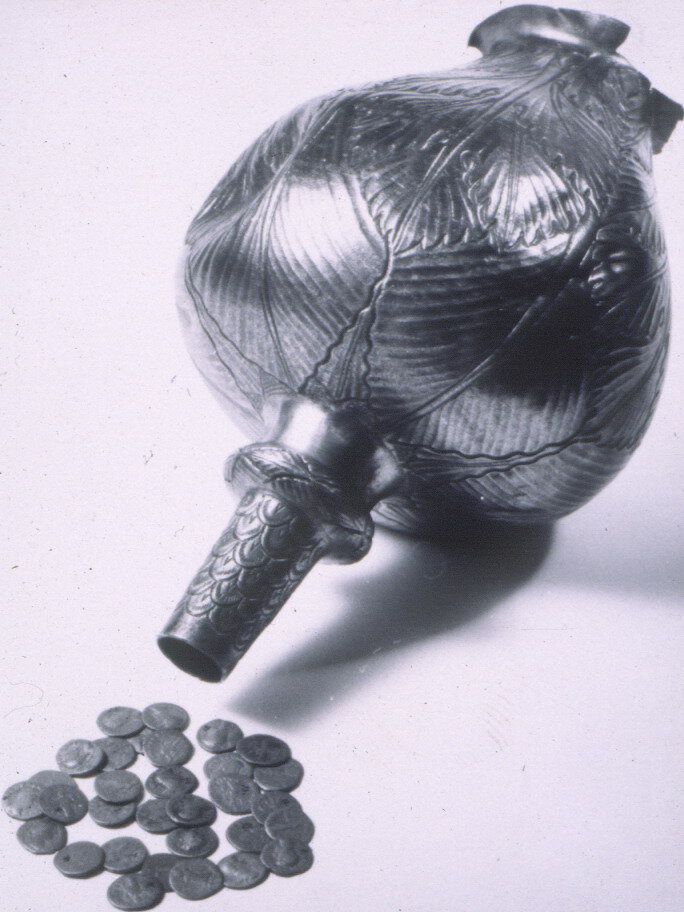 Один из серебряных сосудов.