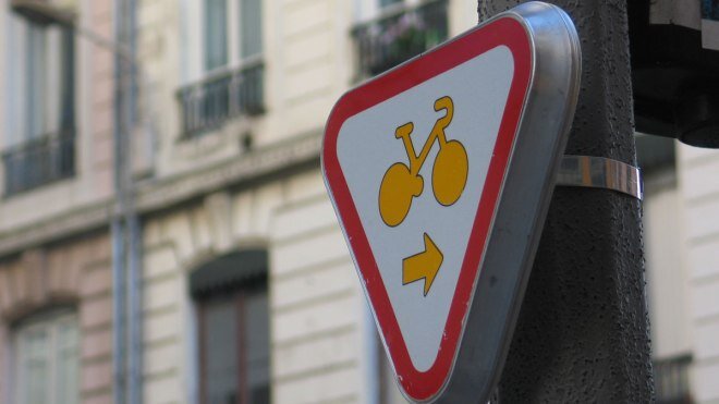 Париж. Знак, разрешающий влосипедистам проезд на красный сигнал светофора.