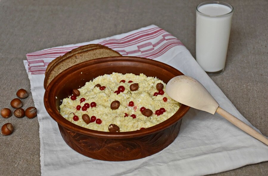 Пшенная каша с творогом, с добавлением красной смородины и фундука