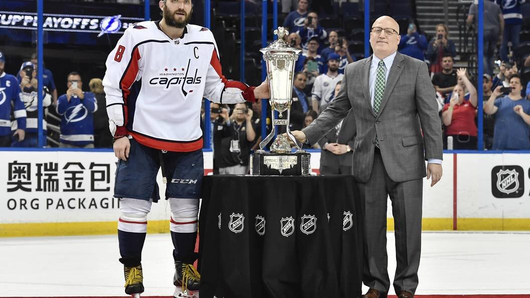 Александр Овечкин с Кубком принца Уэльского. Фото: globallookpress.com