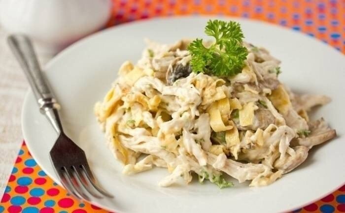 Салат с курицей, омлетом и грибами: белковый заряд!  🔸на 100грамм - 104.39 ккал   
