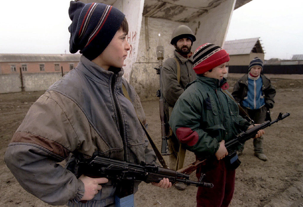 Сколько лет чеченцам. Чеченский боевики 1994 1995 Грозный. Чечня солдат 1995 Грозный. Чеченские солдаты 1995 Ичкерия боевик.